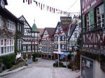 A small town with an idyllic climate in the Kinzig valley of fine half-timber facades, tanners, and rafts men; Schiltach rafters floated logs from here up to Holland. 